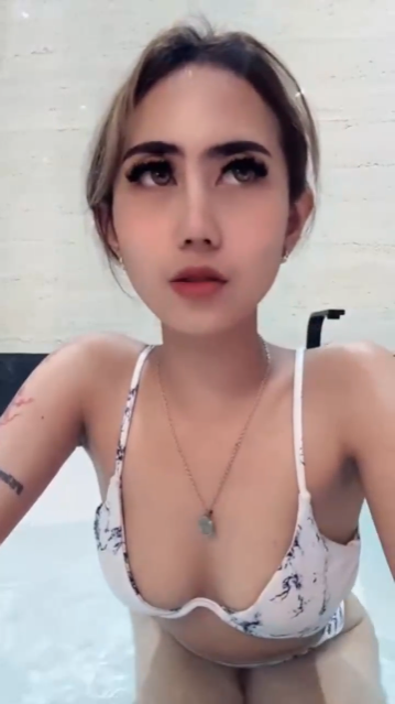 Cubedh Nyepong Ngentot di Kolam Renang Hotel HOT51